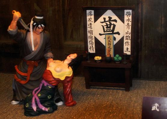 武二郎殺嫂祭兄，臺兒莊古城景區(qū)建武松殺嫂祭兄雕塑，潘金蓮胸部竟全裸惹爭議