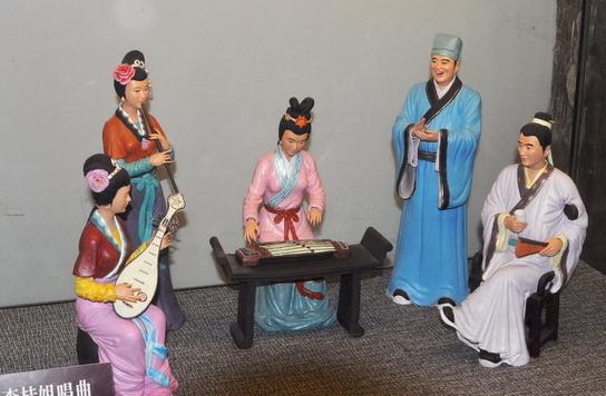 獻殷勤李桂姐唱曲，臺兒莊古城景區(qū)建武松殺嫂祭兄雕塑，潘金蓮胸部竟全裸惹爭議