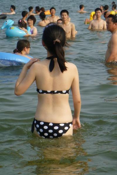 是金子總會發(fā)光，是美女就會引狼，游泳池來了白皙性感美女