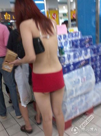 碉堡了！武漢紅鋼城超市暴露裸女露臀裝頻出沒，又換新戰(zhàn)衣