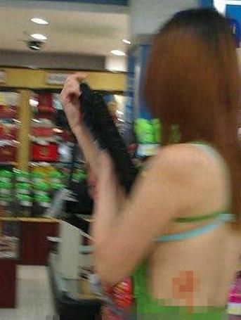 碉堡了！武漢紅鋼城超市暴露裸女露臀裝頻出沒，又換新戰(zhàn)衣