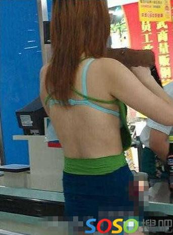碉堡了！武漢紅鋼城超市暴露裸女露臀裝頻出沒，又換新戰(zhàn)衣