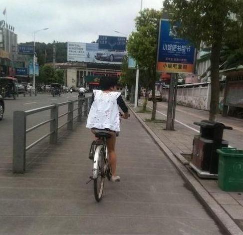沒有穿褲子的女人：哎！閨女沒穿褲子就騎自行車上街了