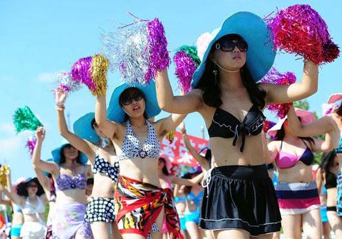 比基尼巡游：葫蘆島千名美女比基尼游街創(chuàng)吉尼斯紀錄-泳衣神曲熱傳