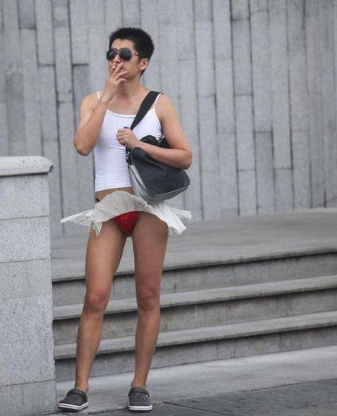 上海街頭一男子穿超短裙，尼瑪我瞬間凌亂了