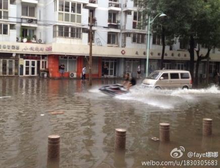 天津大暴雨皮劃艇哥：高富帥哥們，你皮劃艇太酷了