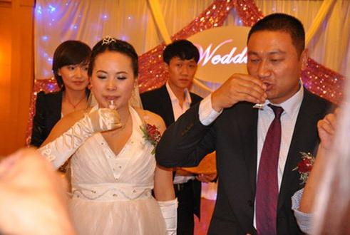 云南寺廟方丈還俗完婚迎娶26歲女老板婚禮現(xiàn)場