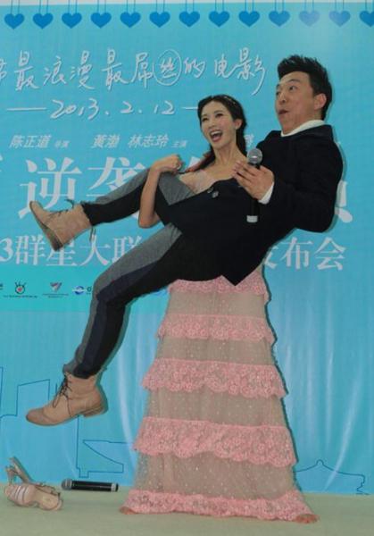 宅男女神林志玲當(dāng)眾抱起黃渤，笑稱“這下有版面了吧”(圖)