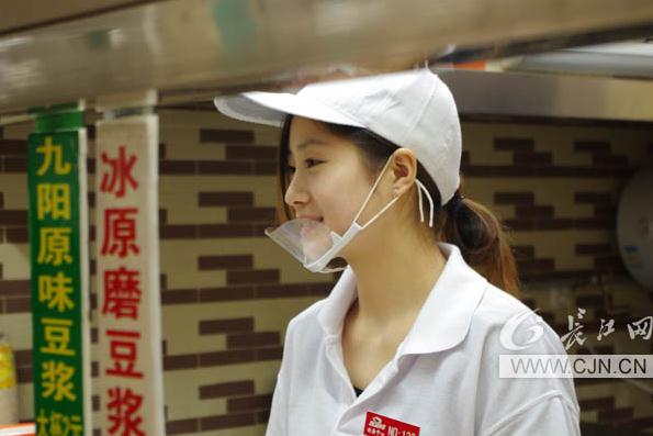 武漢華中科技大學(xué)“豆?jié){西施”校園走紅 清純靚麗不輸“奶茶妹妹”
