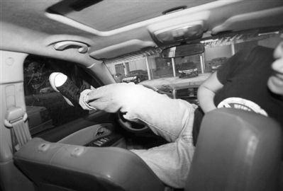 4 記者嘗試用腳踹車玻璃十余下，不僅無法踹破玻璃，連車門都無法撼動(dòng)。