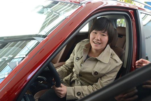 葉詩文獲贈(zèng)寶馬X5轎車，未到駕齡有車也不能開