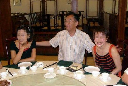 76歲作家張賢亮被曝包養(yǎng)5個情人，當(dāng)事人否認(rèn)“完全是無中生有”，寧夏西部影視城主席背景曝光