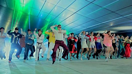 江蘇衛(wèi)視跨年?duì)庿B(niǎo)叔，率先打響跨年演唱會(huì)大戰(zhàn)，總導(dǎo)演承諾不跑場(chǎng)不假唱