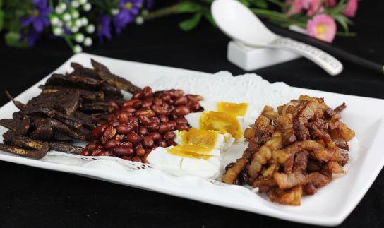 烤肉烤串來(lái)下酒？喝酒千萬(wàn)別吃這些菜！