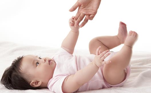 新生兒易嘔吐？如何應(yīng)對(duì)寶寶頻繁嘔吐？