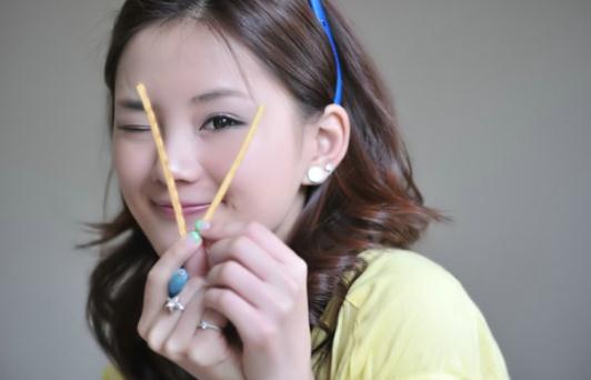 如何讓直發(fā)馬尾顯得彈性自然？