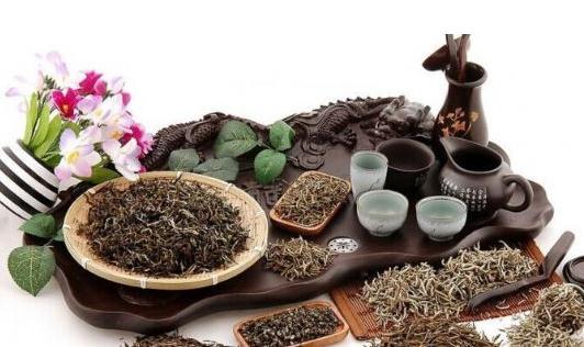 隔夜茶渣有什么用處？茶葉消除黑眼圈