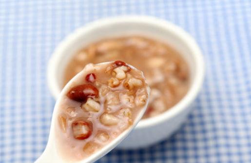 女性養(yǎng)顏補(bǔ)血應(yīng)該吃什么食物？