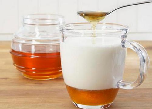 純牛奶里能加蜂蜜嗎？純牛奶加蜂蜜喝的3大好處