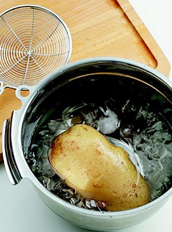 土豆怎么去皮？土豆去皮方法，怎樣給土豆去皮妙招：冷熱水浸泡法去土豆皮