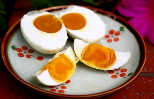 咸鴨蛋有什么營(yíng)養(yǎng)價(jià)值？食用咸鴨蛋的注意事項(xiàng)