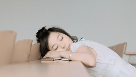 趴著