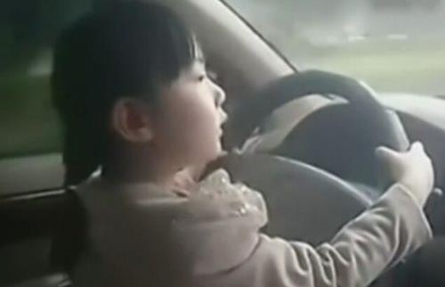 5歲女孩開車上路？孩子出行安全提示