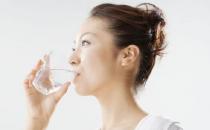女人熬夜后吃什么好？多喝水可提神