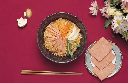 方便面+火腿腸=高血壓？ 到底方便面怎么吃好