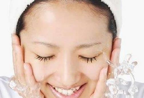 巧用白醋洗臉讓曬黑肌膚迅速白回來(lái)