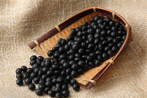 吃什么更護(hù)發(fā)？黑豆蜜茶使頭發(fā)烏黑健康