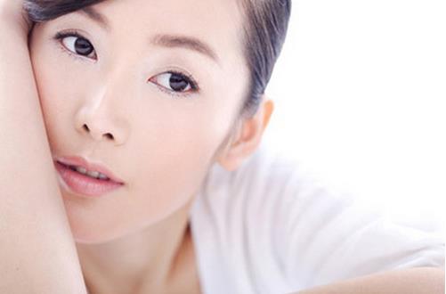 摸臉會(huì)長(zhǎng)痘？調(diào)養(yǎng)祛痘有妙方