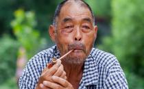 老人吸煙可引發(fā)冠心?。? /></a> </div>
                  <div   id=