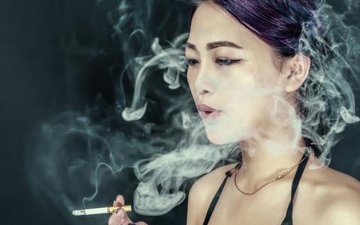 女人愛(ài)吸煙六種病戀上你