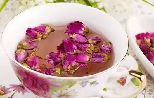 花茶的功效與作用多 春天女性應(yīng)喝4種花茶