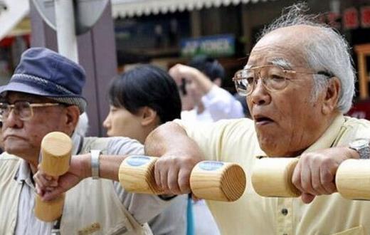 老人久坐過后應(yīng)做做擴胸運動