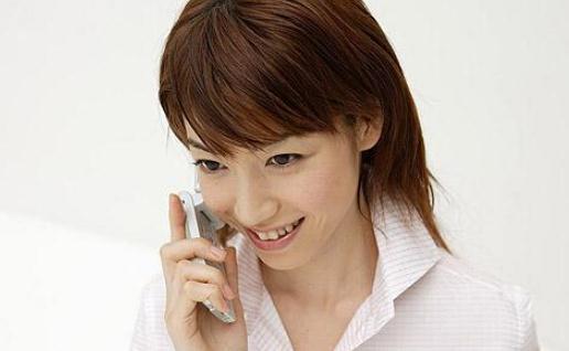 社交場(chǎng)所使用手機(jī)要注意禮儀