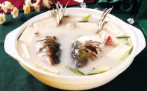 魚(yú)頭燉豆腐營(yíng)養(yǎng)加倍哦！