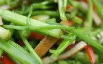芹菜炒瘦肉美白又瘦身哦！