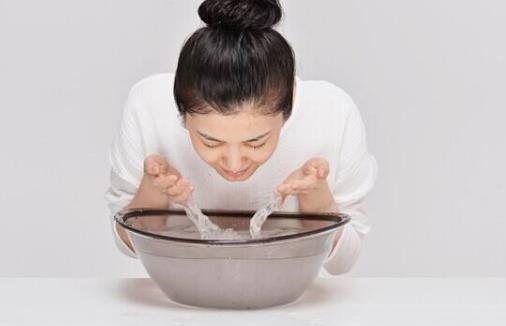 過(guò)度洗臉當(dāng)心肌膚更油膩
