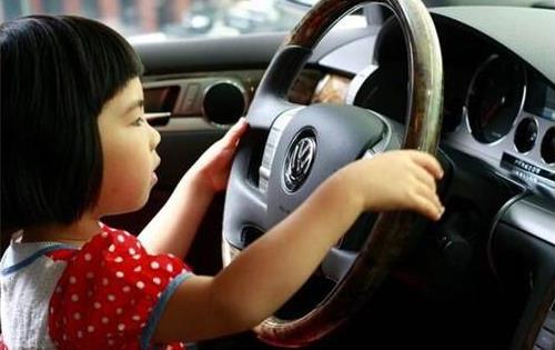 小孩子被困在車內(nèi)應(yīng)該怎么辦