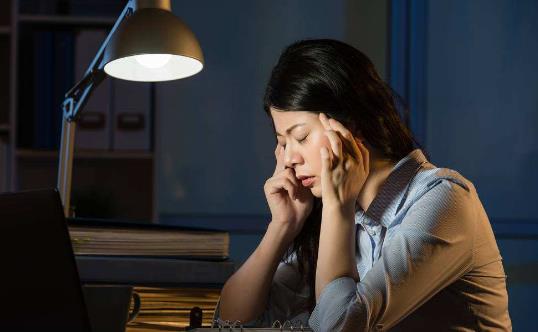 經(jīng)常熬夜小心擾亂你的經(jīng)期！
