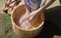 生姜泡腳好處多能治療感冒 泡腳的注意事項(xiàng)