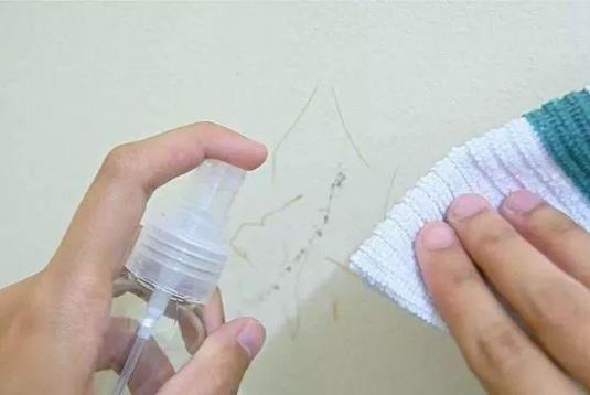 家里白墻無(wú)論有多臟 不用一滴水都能搞定清潔干凈