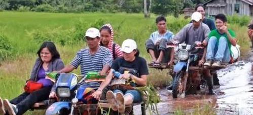 菲律賓將摩托車改成“土飛機(jī)” 一次能拉八個(gè)游客