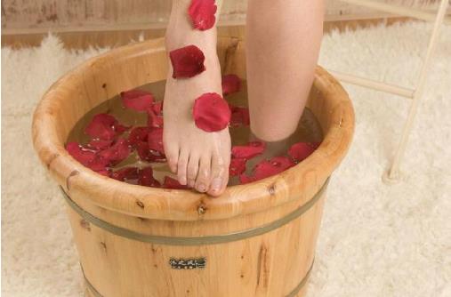 泡腳健康身體 泡腳加這些材料會有特殊的養(yǎng)生效果