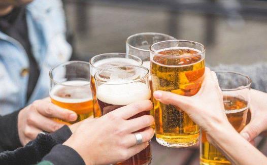經(jīng)常飲用啤酒能保持人體骨骼強(qiáng)健 啤酒的種類(lèi)知多少 