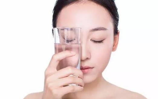 給皮膚補(bǔ)水 補(bǔ)水應(yīng)知