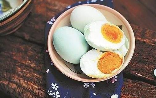 起沙流油的咸鴨蛋怎樣腌？熟食店常用的8種做法，3分鐘就能