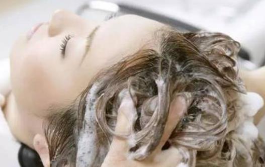 長期用冷水洗頭對人的危害 洗頭的正確方法
